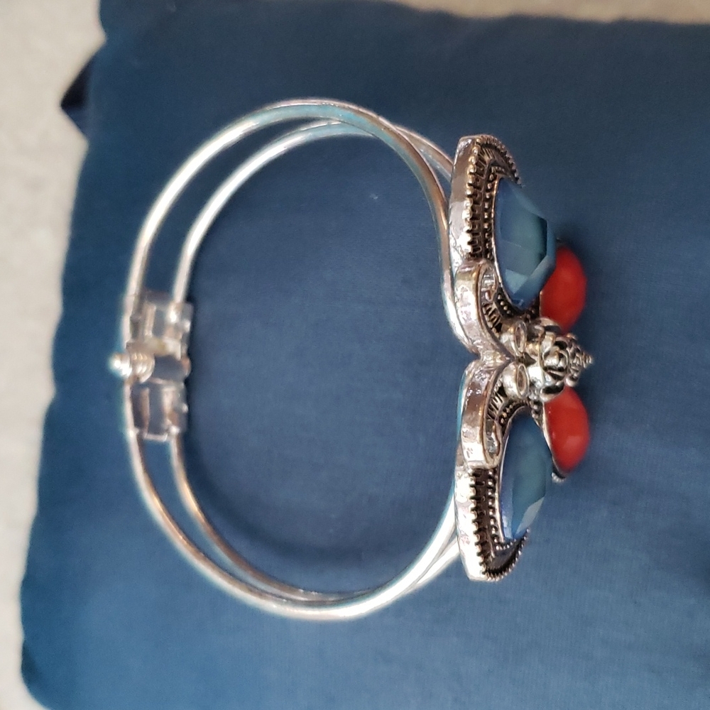 Simply Beautiful Butterfly bracelet - Picture 3 of 8